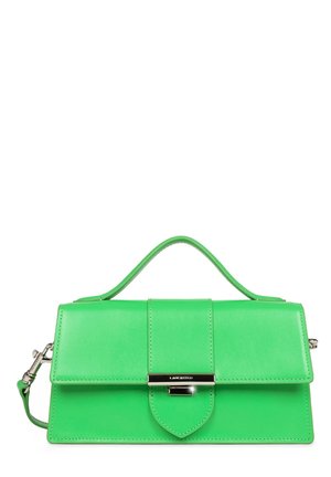 Borsa a tracolla in pelle verde con design strutturato, manico superiore, tracolla staccabile e chiusura in metallo argentato. Texture liscia e cuciture definite.