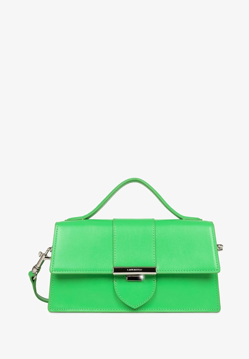 Groene leren handtas met een gestructureerd ontwerp, bovenhandvat, afneembare schouderband en een zilverkleurige sluiting. Gladde textuur en duidelijke naden.