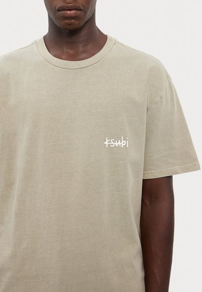 Ksubi ALL DAY BIGGIE TEE OUTBACK - Triko s potiskem - green