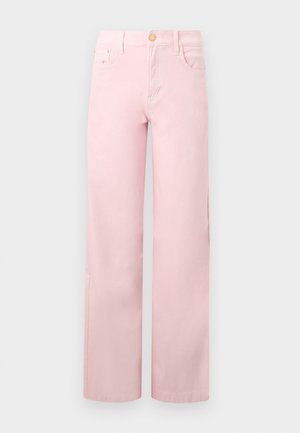 Jean rose à jambes larges en coton avec une fermeture à bouton, des poches avant et une finition nette à l'ourlet. Texture lisse et couleur uniforme.