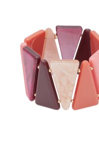 Bracelet en forme de triangle dans des nuances de rose et de bordeaux, fabriqué en plastique brillant avec un matériel de couleur dorée reliant les segments.