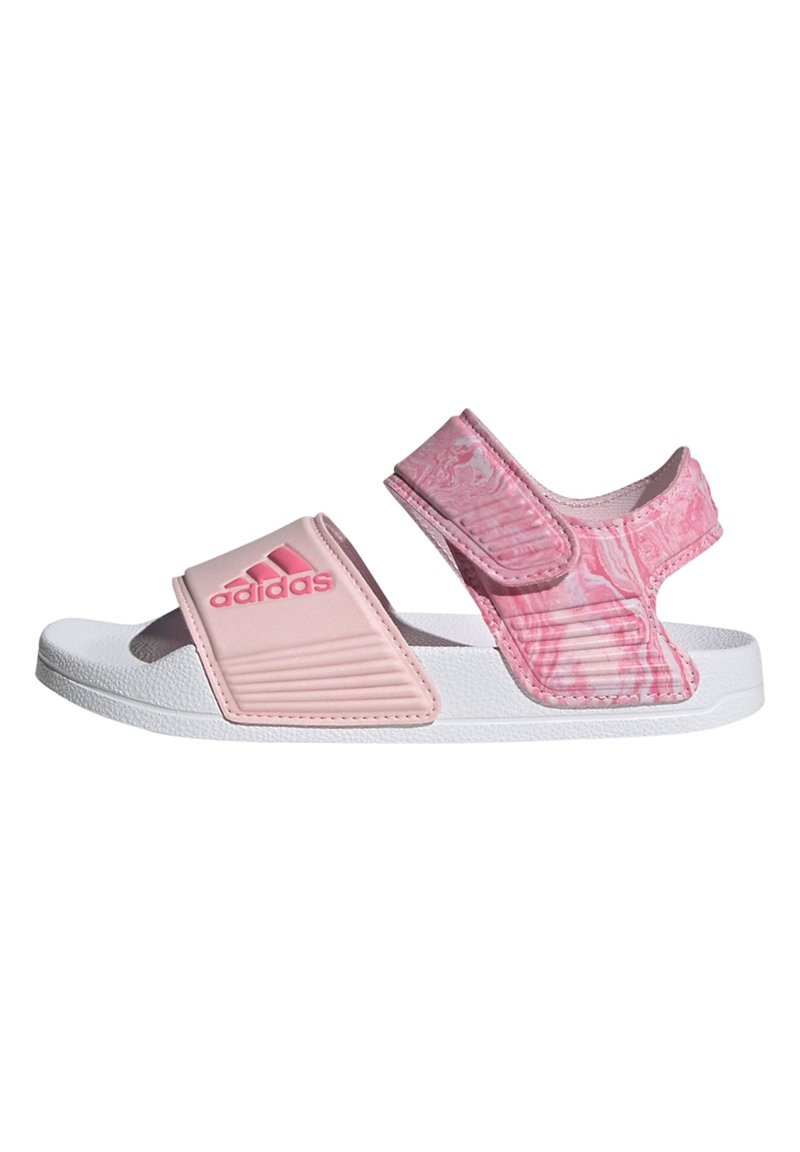 Sandalia de slider rosa con una tira texturizada que presenta un detalle estampado y una suela de goma blanca. Cierre ajustable de Velcro para un ajuste seguro.
