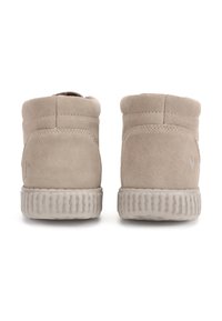 Beige ruskind ankelstøvler med rund tå, hævet hæl og struktureret gummisål. Glat finish og minimalistisk design. Bagfra.