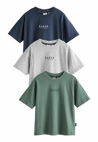 Tre t-shirt impilati: blu navy, grigio chiaro e verde scuro. Ognuna ha un collo rotondo e maniche corte con un logo stampato sul davanti.