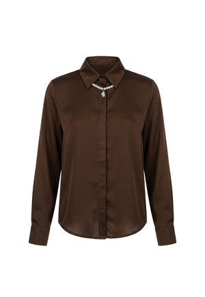 Blouse marron à manches longues avec col pointu, boutons cachés, tissu subtilement brillant et petit détail de collier de perles sous le col.