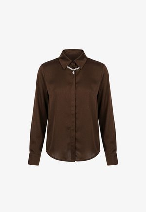 Blouse marron à manches longues avec col pointu, boutons cachés, tissu subtilement brillant et petit détail de collier de perles sous le col.