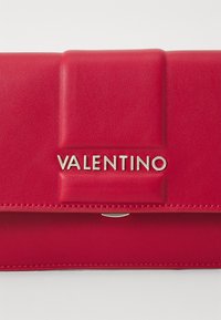 Valentino Bags BRASS SET - Clutch - rosso scuro