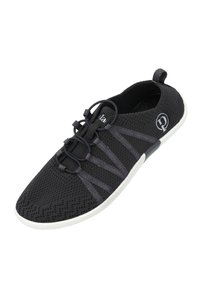 Schwarzer Netz-Sportschuh mit einem atmungsaktiven Obermaterial, elastischem Schnürsystem und weißer Gummisohle. Mit einem Logo an der Seite.