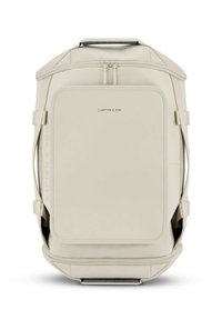 Beige ryggsäck gjord av slitstarkt material med en strukturerad form, som har dragkedjor, justerbara remmar och en logotyp på frampanelen.