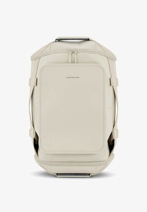 Beige Rucksack aus strapazierfähigem Material mit strukturierter Form, ausgestattet mit Reißverschlüssen, verstellbaren Trägern und einem Logo auf der Vorderseite.