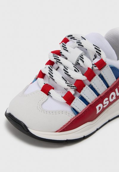 Αθλητικό παπούτσι με συνδυασμό λευκού διχτυού και κόκκινης δερμάτινης επιφάνειας, με μπλε λεπτομέρειες. Μαύρα κορδόνια περασμένα μέσα από κόκκινους σταθεροποιητές, λαστιχένια σόλα με ελαφριά υφή.