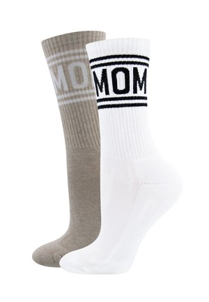 Zwei lange Socken, eine weiße und eine beige, jeweils mit dem Wort MAMA in fetten Buchstaben auf dem oberen Teil.