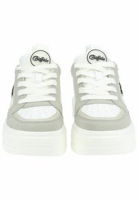 Robustní tenisky s bílou a šedou barevnou kombinací, s hladkým koženým špičkou, semišovými boky a silnými bílými podrážkami se jemnými drážkami.