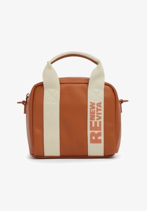 Braune rechteckige Ledertasche mit breiten beigen Stoffgriffen, ein Griff ist mit "NEW REVITA" in fetten Buchstaben bedruckt.