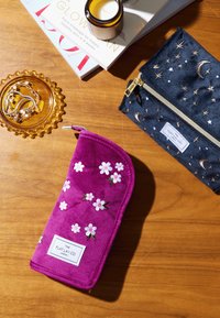 The Flat Lay Co. STANDING MAKEUP BRUSH CASE - Toalettmappe - plum daisy
