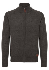 Mörkgrå stickad zip-up-tröja med hög ribbad krage och en liten brun läderlapp nära fållen på den främre högra sidan.