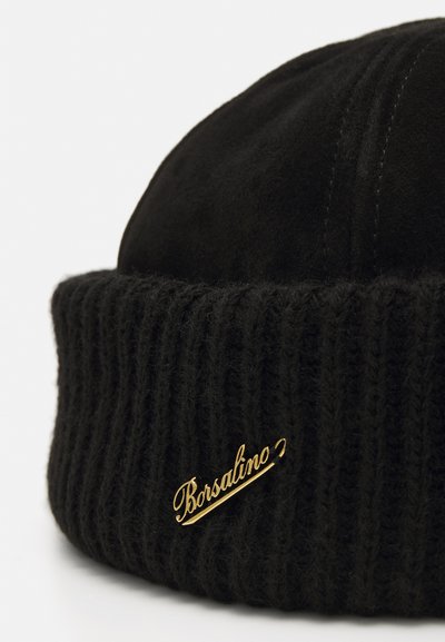 Berretto nero in misto lana morbido, con texture a coste e parte superiore liscia. Include un accento con logo dorato "Borsalino".