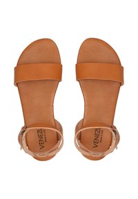 Helle Ledersandalen mit einem breiten Riemen über den Zehen und einem geschnallten Knöchelriemen. Glatte Textur und flache Sohle. Markenname innen sichtbar.