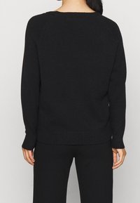 ONLY Petite Stickad tröja - black