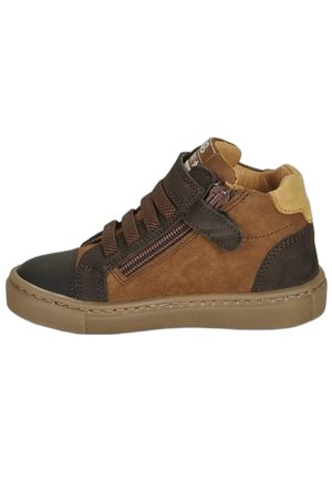 Brauner und dunkelbrauner Veloursleder-High-Top-Sneaker mit seitlichem Reißverschluss, Schnürsenkeln, Riemenverschluss und beigem gepolstertem Kragen auf einer flachen Gummisohle.