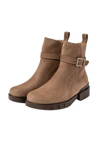 Botas de cuero marrón hasta el tobillo con una textura suave, que presentan un detalle de correa con hebilla y una suela resistente. Pestañas cortas en cada lado.