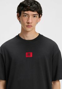 HUGO - T-shirt z nadrukiem