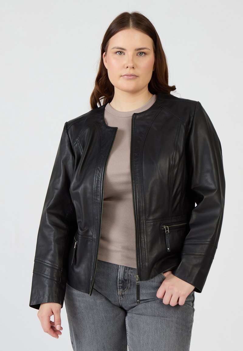 Schwarze Lederjacke mit tailliertem Design, Reißverschlusstaschen und rundem Kragen. Glatte Textur, maßgeschneiderte Passform und subtile Nähdetails.