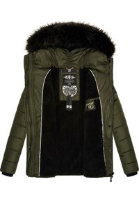 Giacca puffer verde con cappuccio in pelliccia sintetica, foderata in morbido nero e con cerniere. Presenta una texture esterna cucita e numerose tasche interne.