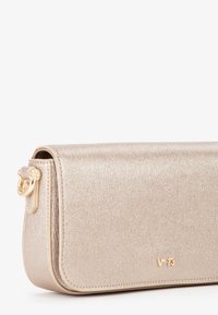 Borsa a busta in oro metallico con superficie texture, dotata di chiusura a pattina e dettagli in metallo dorato. Logo impresso sul davanti.