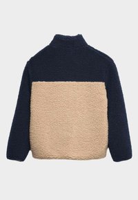 Pullover in pelliccia sintetica con colletto alto, caratterizzato da una parte superiore blu navy e una parte inferiore beige, che mette in mostra una superficie testurizzata e accogliente.
