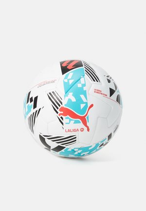 Pallone da calcio Puma La Liga con superficie bianca testurizzata, motivi geometrici blu e neri, e un logo rosso. Forma sferica tradizionale.
