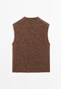 Maglione marrone lavorato a maglia con collo alto e design senza maniche. La texture è morbida con un delicato motivo melangiato su tutta la superficie.