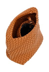 Braune, geflochtene Lederhandtasche mit einer lässigen Form. Das Innere verfügt über ein schwarzes Futter und eine Reißverschlusstasche. Strukturiertes, geflochtenes Detail.