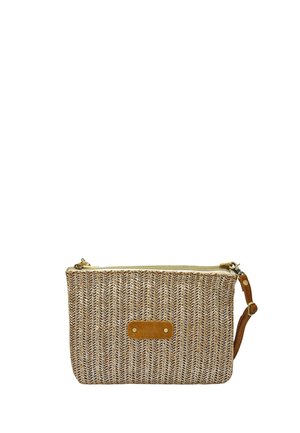 Petit sac pochette rectangulaire tissé en tons beige et marron, avec une fermeture éclair dorée et une courte bandoulière en cuir ajustable pour le poignet.