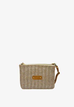Petit sac pochette rectangulaire tissé en tons beige et marron, avec une fermeture éclair dorée et une courte bandoulière en cuir ajustable pour le poignet.