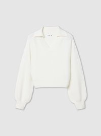 Maglione bianco lavorato a maglia con maniche a palloncino, polsini a coste, colletto e scollo a V su sfondo grigio chiaro.
