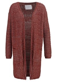 Lång, öppen kofta i rostfärgad texturerad stickning, med två framfickor och ribbad detaljering längs kanterna.