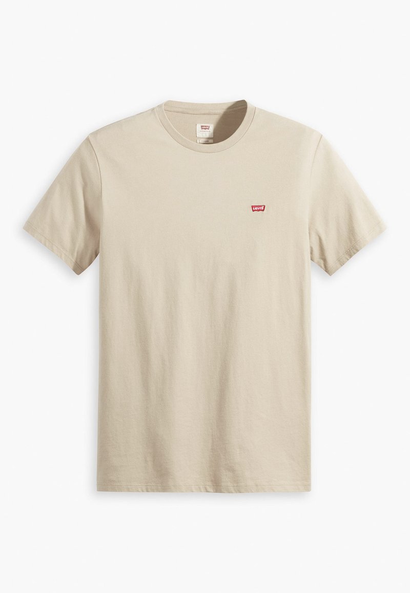 Camiseta de algodón beige con cuello redondo y mangas cortas. Presenta un pequeño emblema rojo de Levi's en la zona izquierda del pecho. Diseño minimalista.