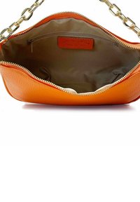 Pomarańczowa skórzana torebka z zapięciem na zamek, złotą łańcuszkową rączką oraz pojemnym wnętrzem wyłożonym tkaniną i kieszonką na zamek.