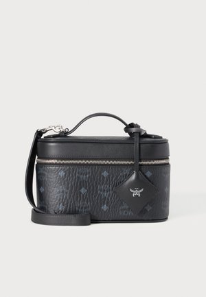 Sac bandoulière en cuir noir texturé avec fermeture éclair argentée, poignée supérieure, sangle amovible et charme logo en forme de diamant.