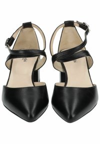 Chaussures à talons hauts en cuir noir avec des pointes effilées, des brides de cheville et un talon carré. Texture lisse avec un design minimaliste.