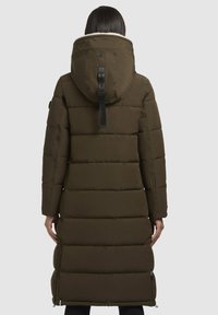 Ocieplony, oliwkowy długi płaszcz z kapturem, z zamkiem błyskawicznym, pionowymi akcentami i gładką teksturą. Idealny na zimne dni.