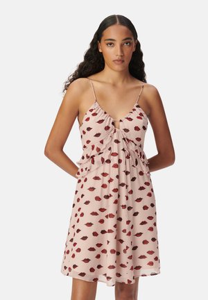 Vestido rosa con estampados de labios rojos, tirantes finos, cintura fruncida y una apertura en forma de ojo de cerradura en la parte frontal, diseñado con un dobladillo en capas.