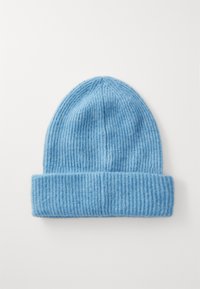 Căciulă tricotată de culoare albastră deschisă, cu textură ribbită și manșetă pliată. Fabricată dintr-un material moale, aceasta prezintă modele verticale pe toată suprafața.