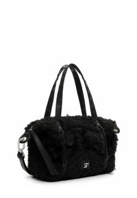 Melnā rokassoma ar teksturētu kažokādas virsmu un gludām ādas rokturiem. Aprīkota ar diviem rokturiem un sudraba aksesuāriem. Virsma ir mīksta.