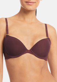 Burgundy bh med släta vadderade kupor och spetsdetaljer. Har justerbara axelband och guldaccenter på hårdvaran.