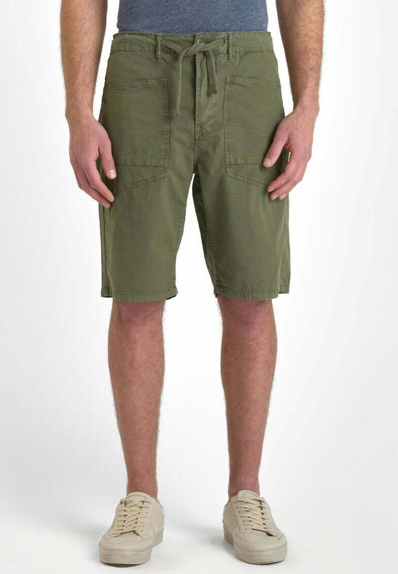 Shorts cargo vert olive comportant deux poches avant, une taille avec cordon de serrage et une coupe au niveau des genoux, fabriqués en tissu respirant.