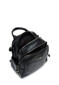 Mochila de cuero negro con múltiples compartimentos con cremallera, superficie texturizada, asa superior, bolsillo lateral y herrajes decorativos en forma de estrella.