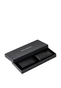 Czarny skórzany zestaw portfeli wyeksponowany w czarnym pudełku prezentowym, z teksturą krokodyla i subtelnym tłoczeniem, o eleganckim, prostokątnym kształcie.