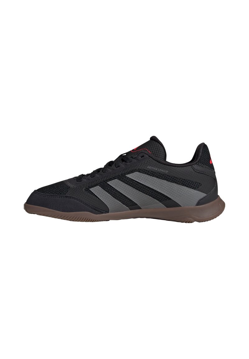 Zwarte sportieve schoenen met bovenwerk van mesh en synthetisch materiaal, grijze accenten, uitgerust met drie strepen, rubberen zool en afgeronde neus.
